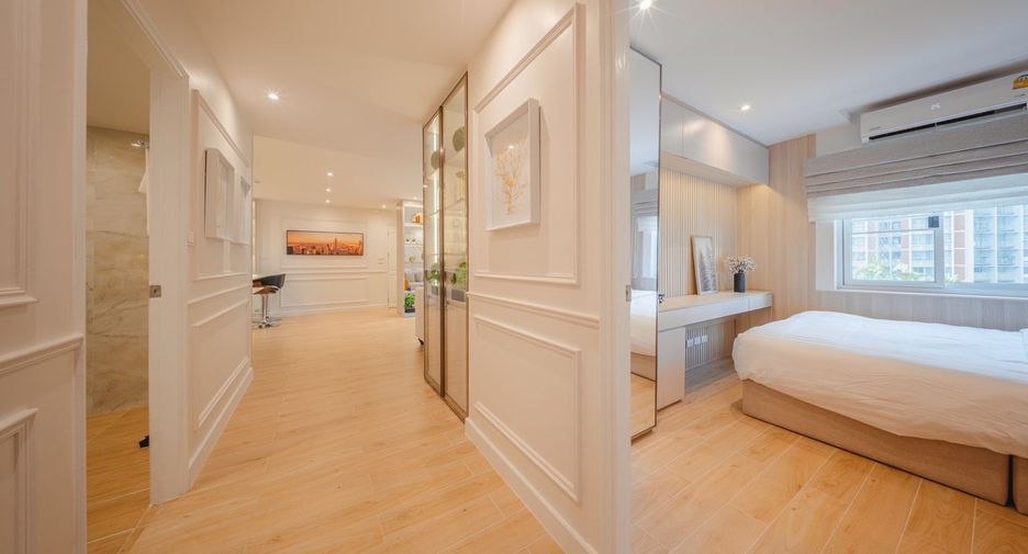For rent 2 bedrooms condo in Yan Nawa, Bangkok