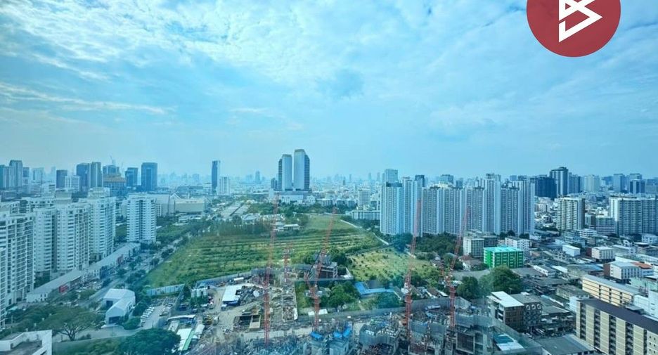 For sale 2 bedrooms condo in Huai Khwang, Bangkok