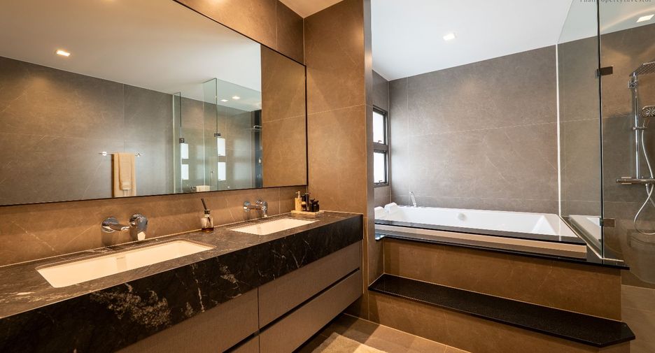 For sale 5 bedrooms house in Saphan Sung, Bangkok