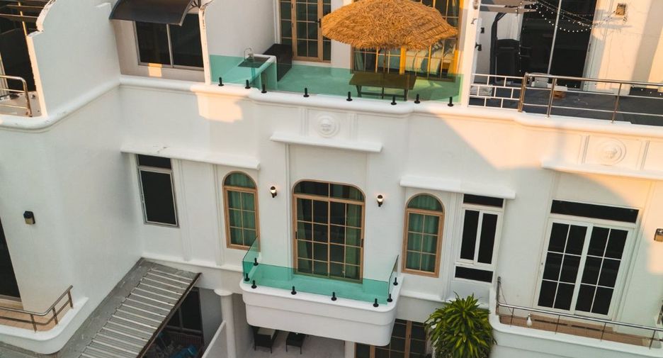 Casa adosada en alquiler de 3 habitaciones en Bang Lamung, Chonburi