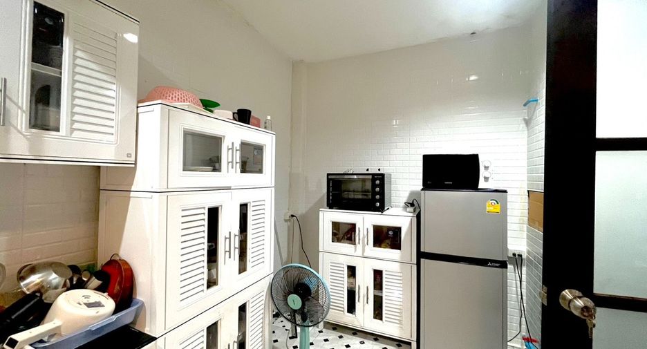 For sale 4 bedrooms townhouse in Bang Phlat, Bangkok