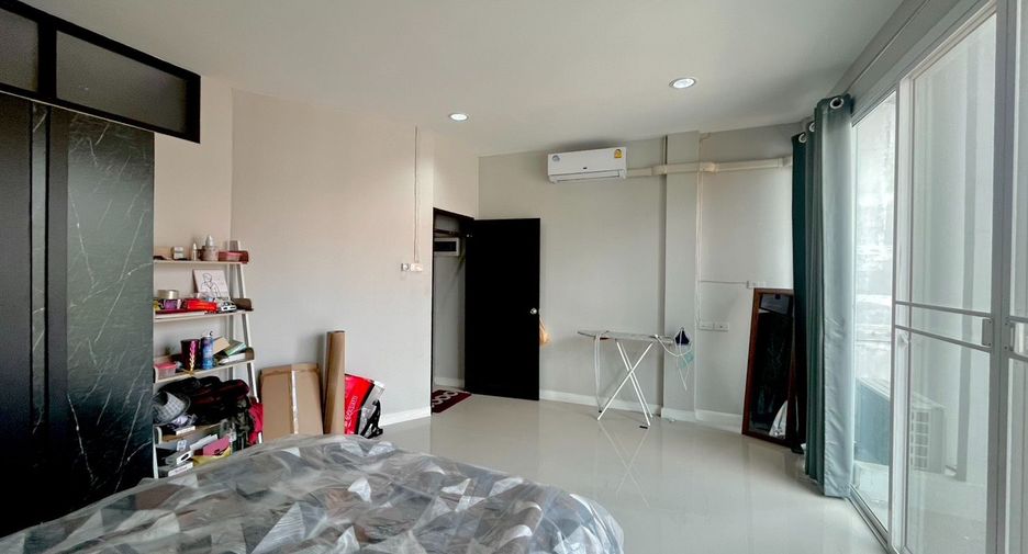 For sale 4 bedrooms townhouse in Bang Phlat, Bangkok