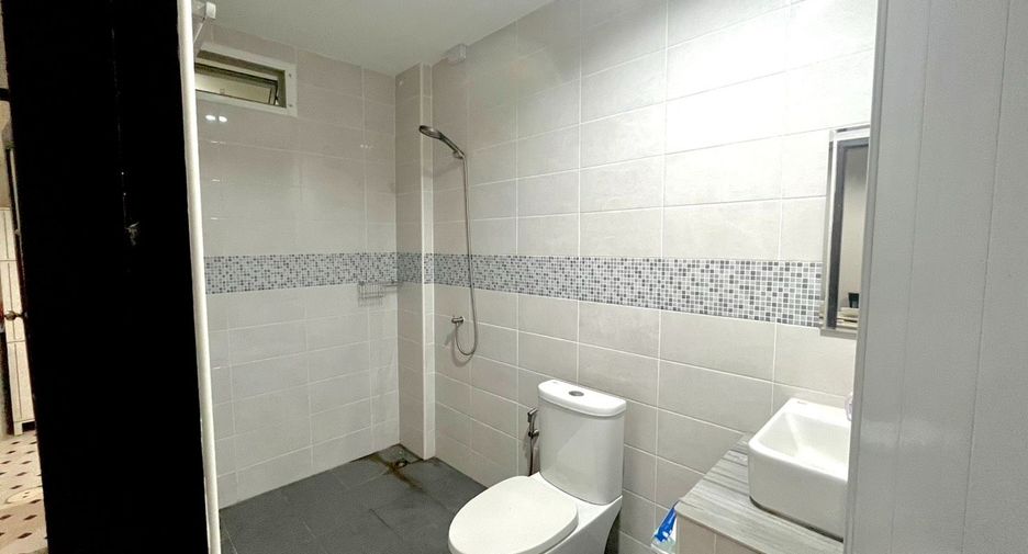 For sale 4 bedrooms townhouse in Bang Phlat, Bangkok