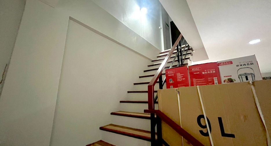 For sale 4 bedrooms townhouse in Bang Phlat, Bangkok