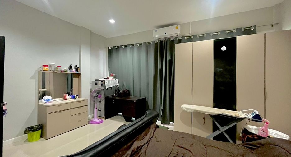 For sale 4 bedrooms townhouse in Bang Phlat, Bangkok