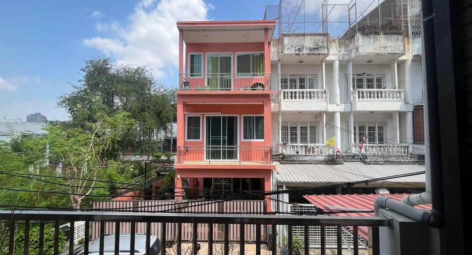 For sale 4 bedrooms townhouse in Bang Phlat, Bangkok