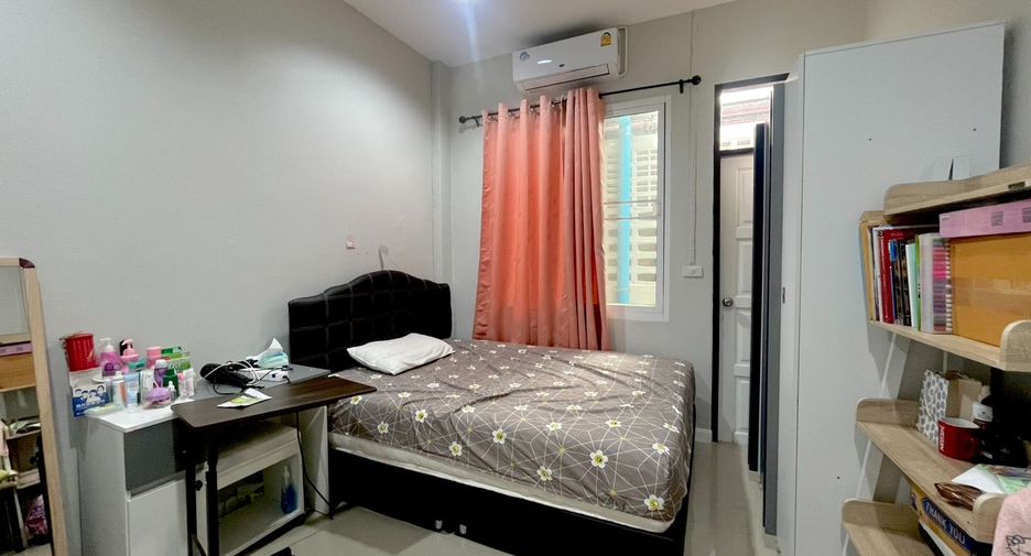 For sale 4 bedrooms townhouse in Bang Phlat, Bangkok