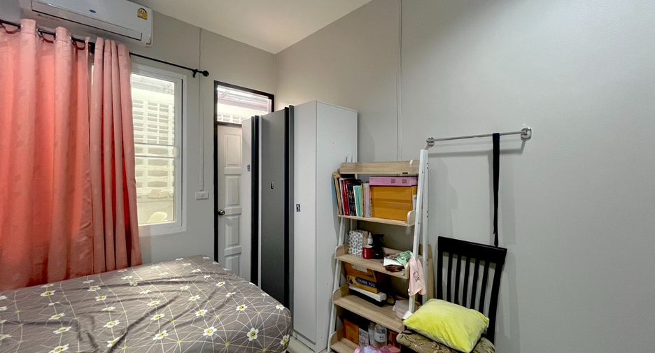 For sale 4 bedrooms townhouse in Bang Phlat, Bangkok