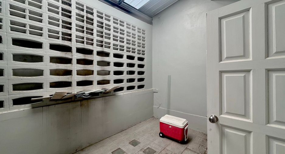 For sale 4 bedrooms townhouse in Bang Phlat, Bangkok
