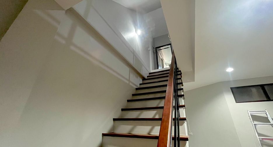 For sale 4 bedrooms townhouse in Bang Phlat, Bangkok