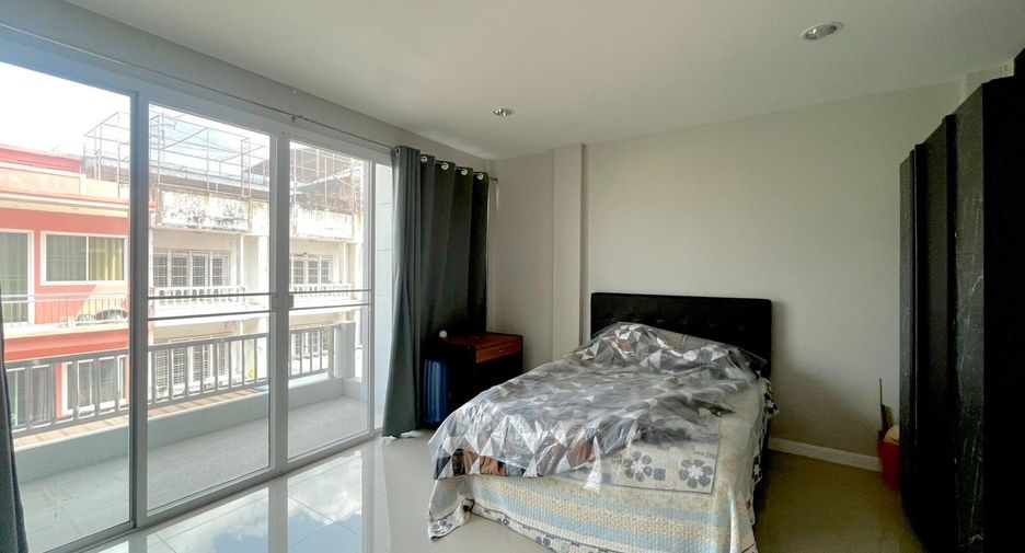 For sale 4 bedrooms townhouse in Bang Phlat, Bangkok