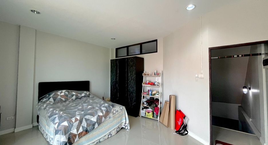 For sale 4 bedrooms townhouse in Bang Phlat, Bangkok
