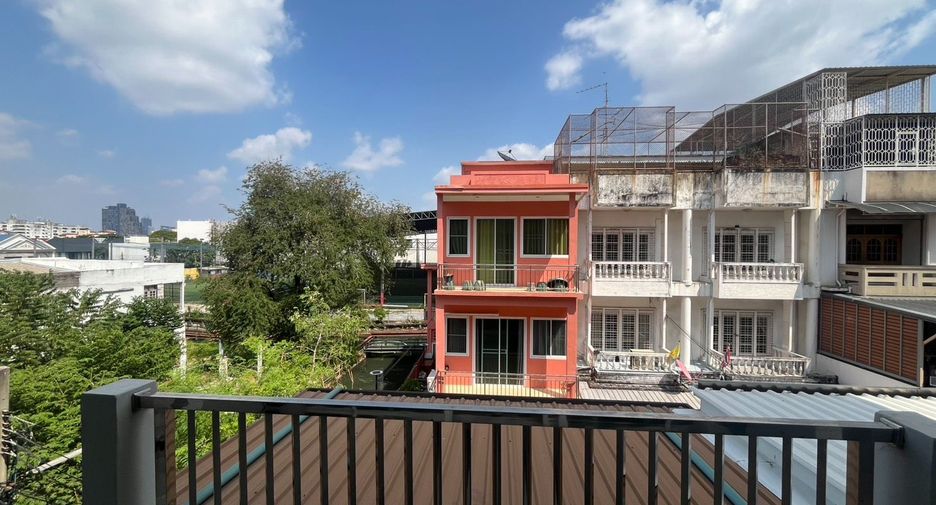 For sale 4 bedrooms townhouse in Bang Phlat, Bangkok
