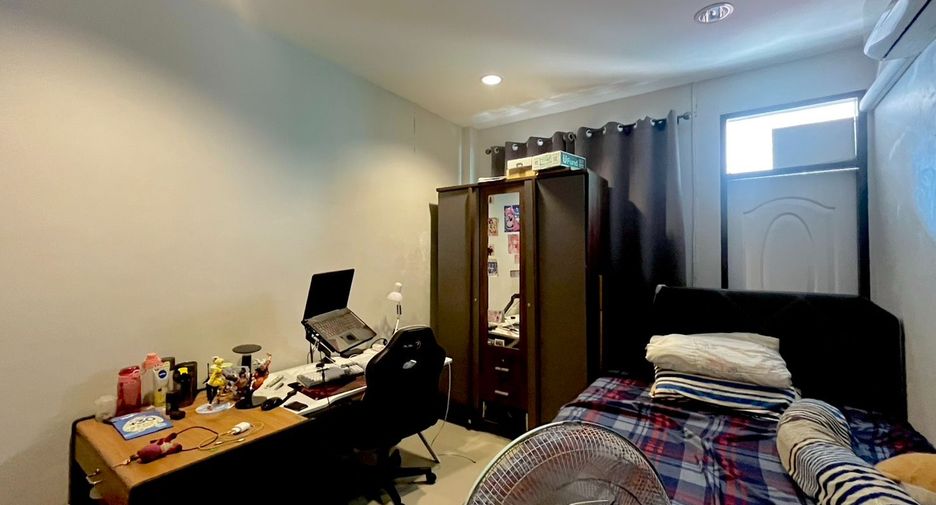For sale 4 bedrooms townhouse in Bang Phlat, Bangkok