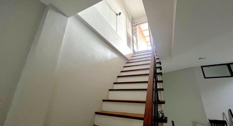 For sale 4 bedrooms townhouse in Bang Phlat, Bangkok