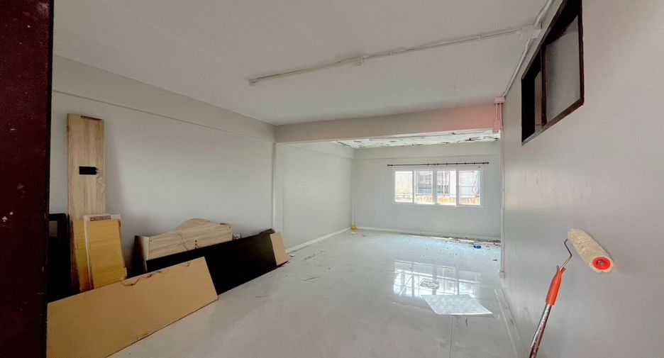 For sale 4 bedrooms townhouse in Bang Phlat, Bangkok
