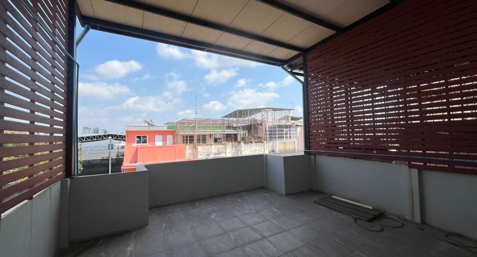For sale 4 bedrooms townhouse in Bang Phlat, Bangkok