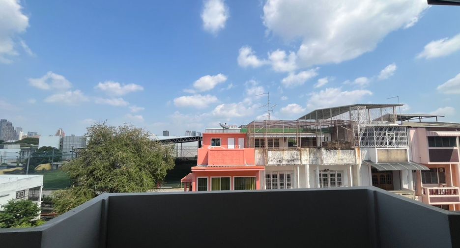 For sale 4 bedrooms townhouse in Bang Phlat, Bangkok