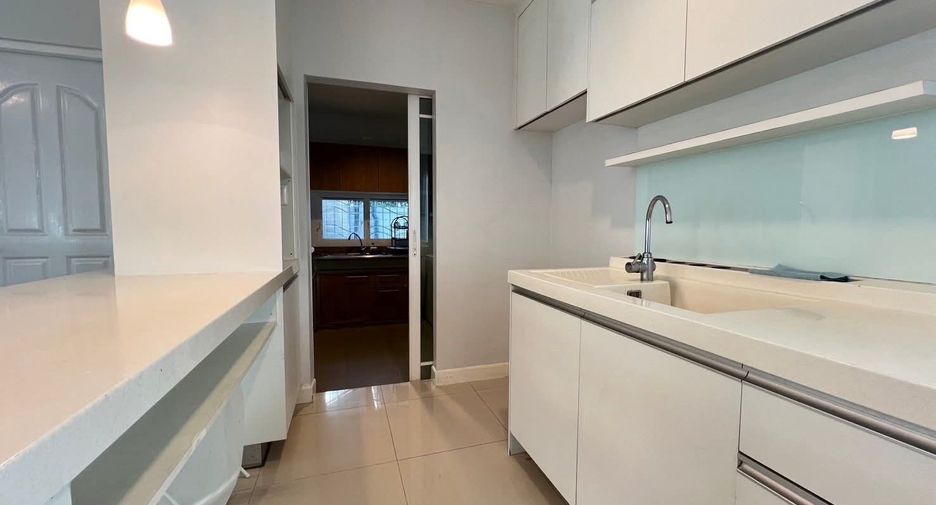 For rent 4 bedrooms house in Mueang Chiang Mai, Chiang Mai