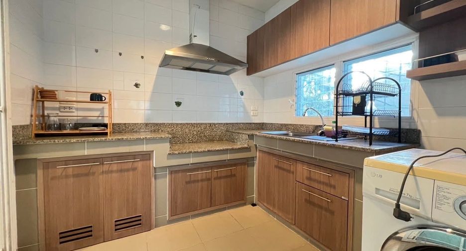 For rent 4 bedrooms house in Mueang Chiang Mai, Chiang Mai