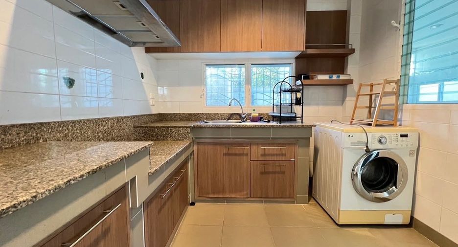 For rent 4 bedrooms house in Mueang Chiang Mai, Chiang Mai