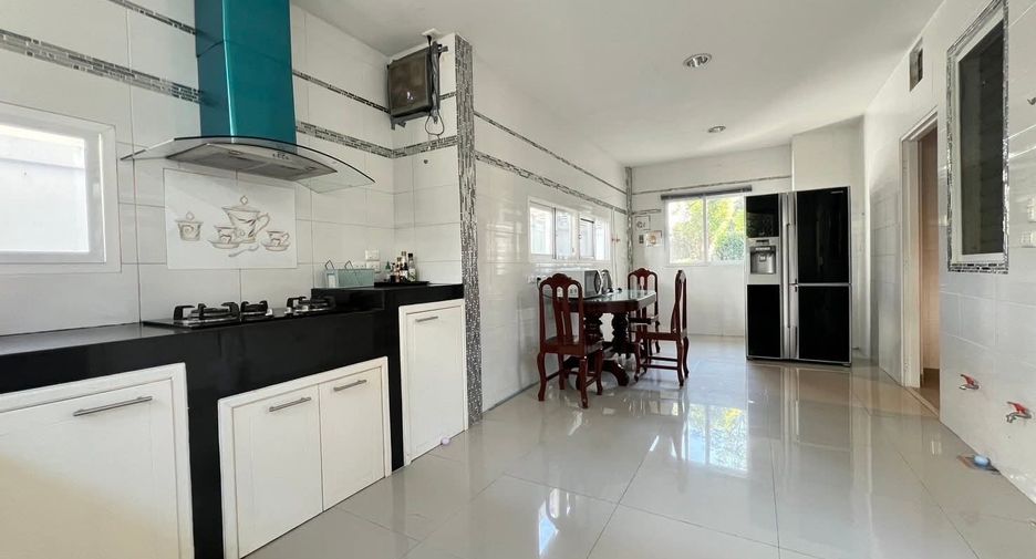 For rent 4 bedrooms house in Mueang Chiang Mai, Chiang Mai