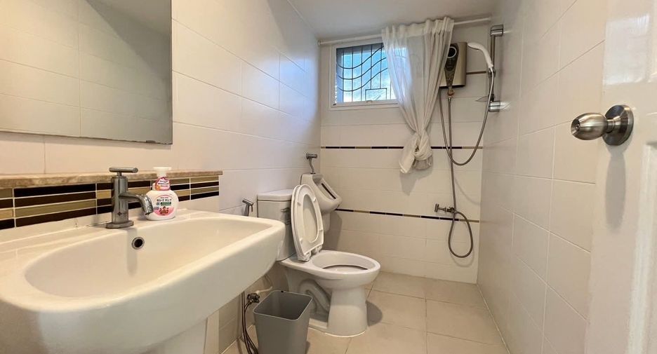For rent 4 bedrooms house in Mueang Chiang Mai, Chiang Mai