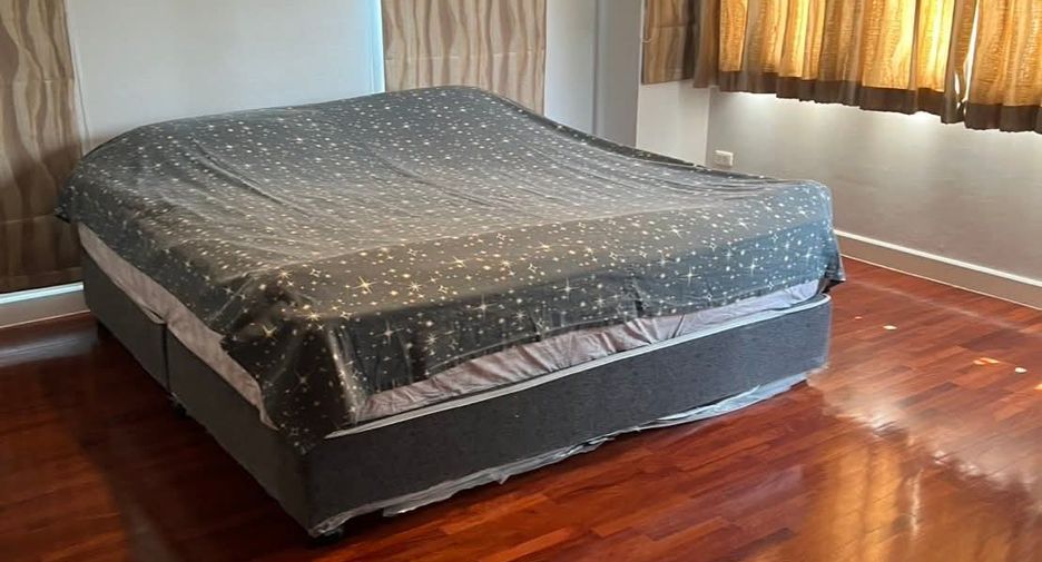 For rent 4 bedrooms house in Mueang Chiang Mai, Chiang Mai