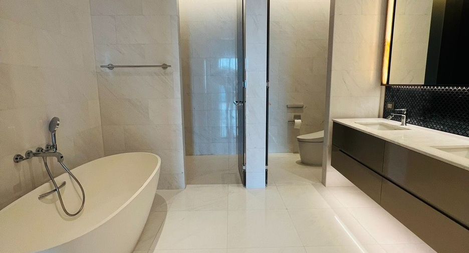 For rent and for sale 3 bedrooms condo in Pathum Wan, Bangkok