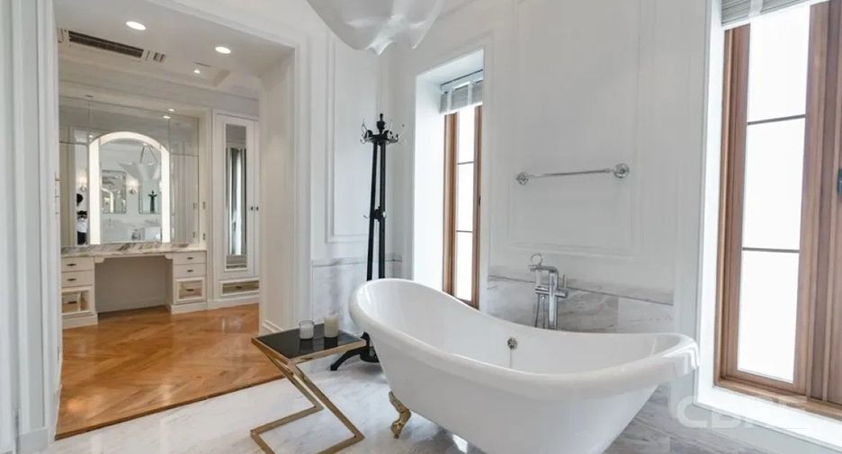 For rent and for sale 4 bedrooms house in Watthana, Bangkok