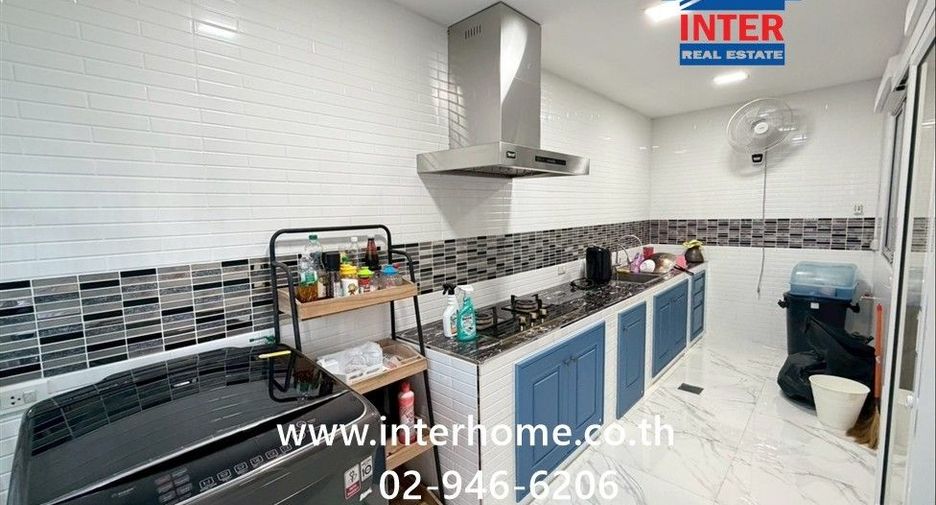 For sale 3 bedrooms townhouse in Mueang Pathum Thani, Pathum Thani
