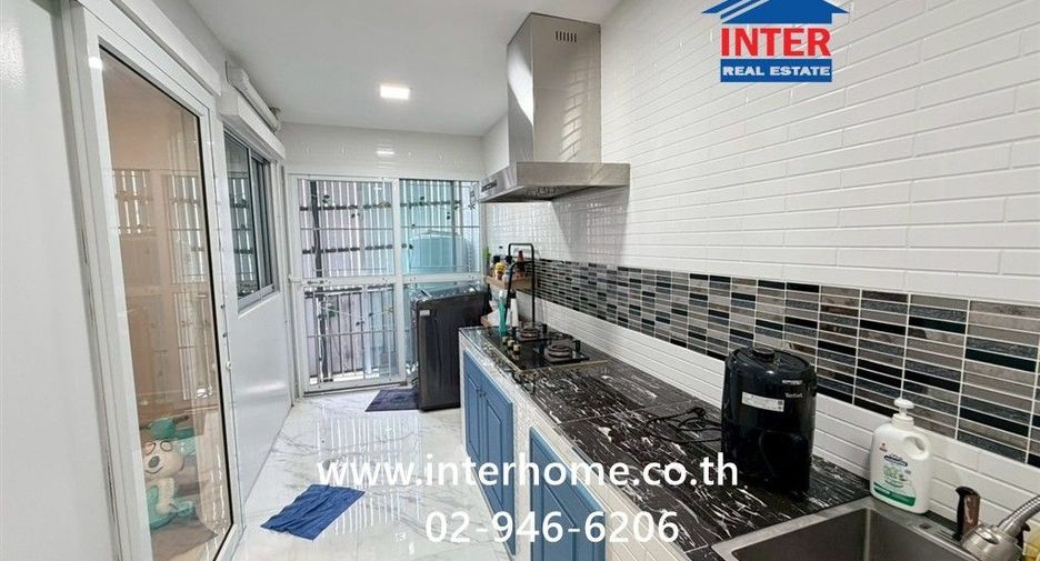 For sale 3 bedrooms townhouse in Mueang Pathum Thani, Pathum Thani
