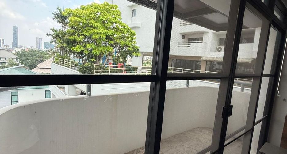 For sale 5 bedrooms retail Space in Watthana, Bangkok