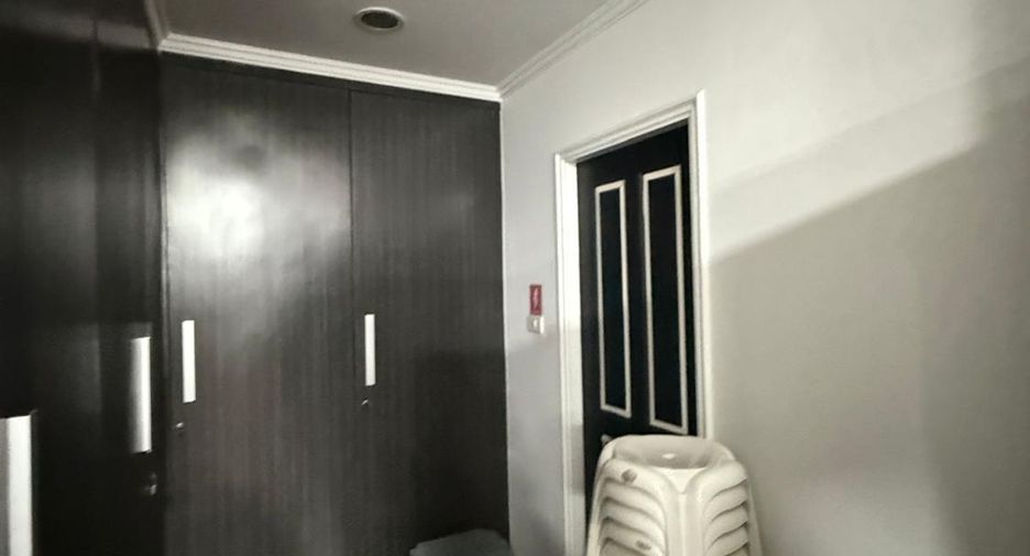 For sale 5 bedrooms retail Space in Watthana, Bangkok