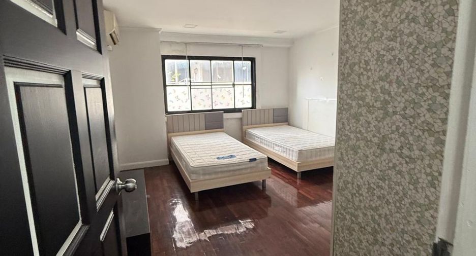 For sale 5 bedrooms retail Space in Watthana, Bangkok