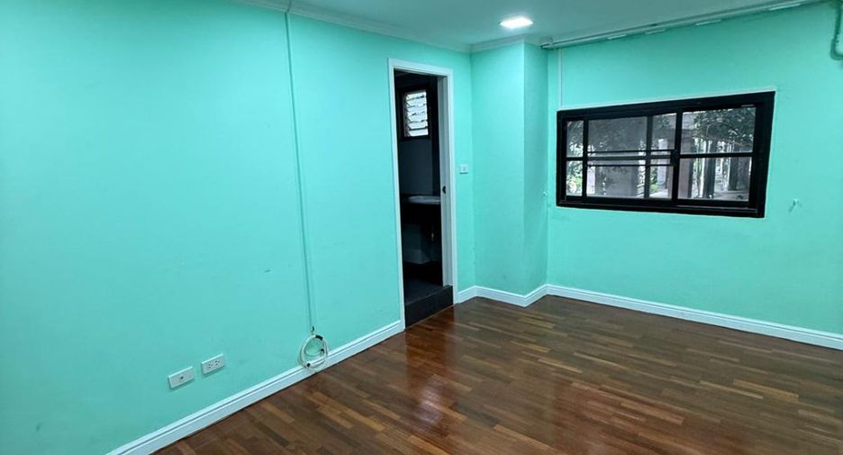 For sale 5 bedrooms retail Space in Watthana, Bangkok