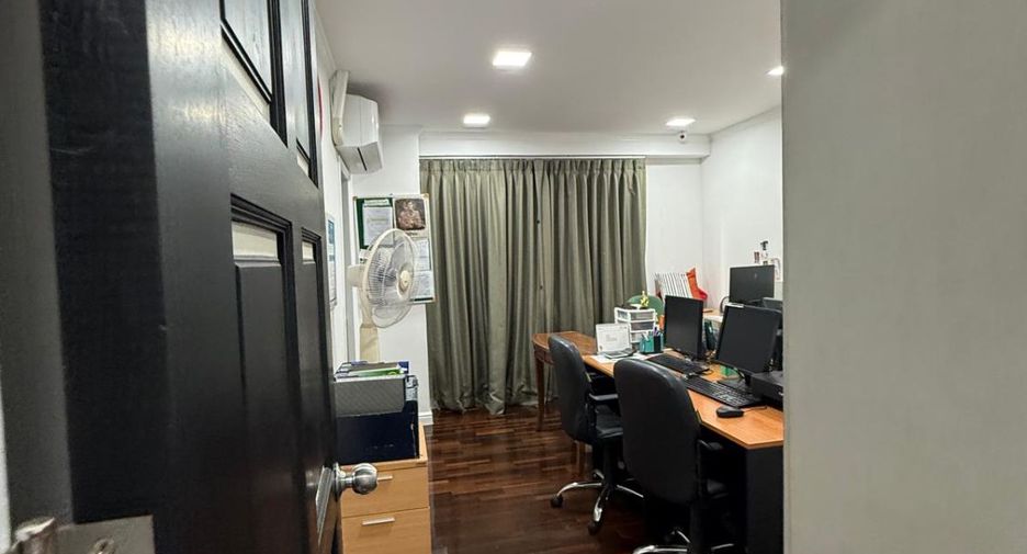 For sale 5 bedrooms retail Space in Watthana, Bangkok