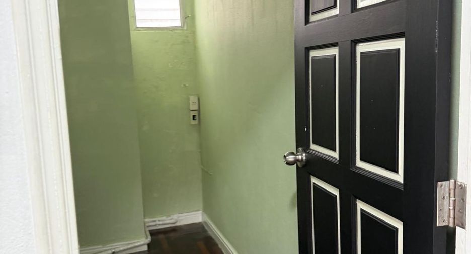 For sale 5 bedrooms retail Space in Watthana, Bangkok