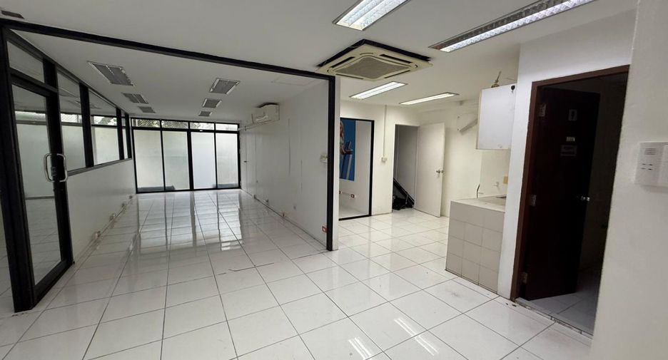 For sale 5 bedrooms retail Space in Watthana, Bangkok