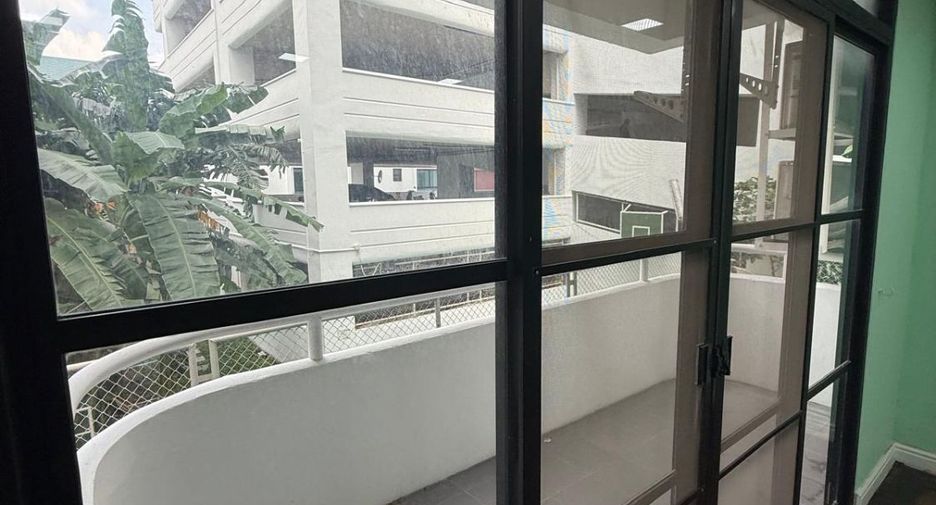For sale 5 bedrooms retail Space in Watthana, Bangkok