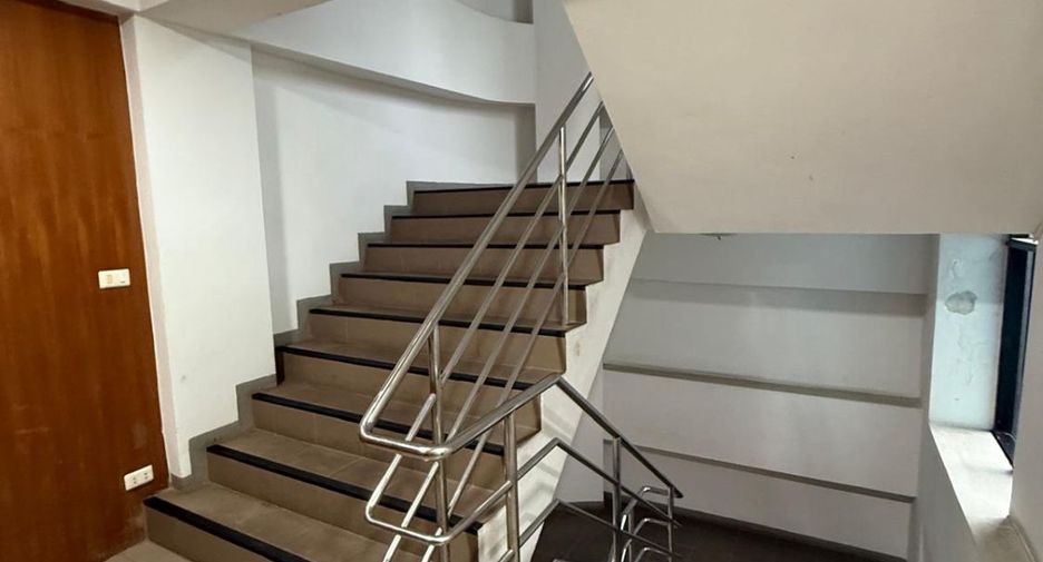 For sale 5 bedrooms retail Space in Watthana, Bangkok