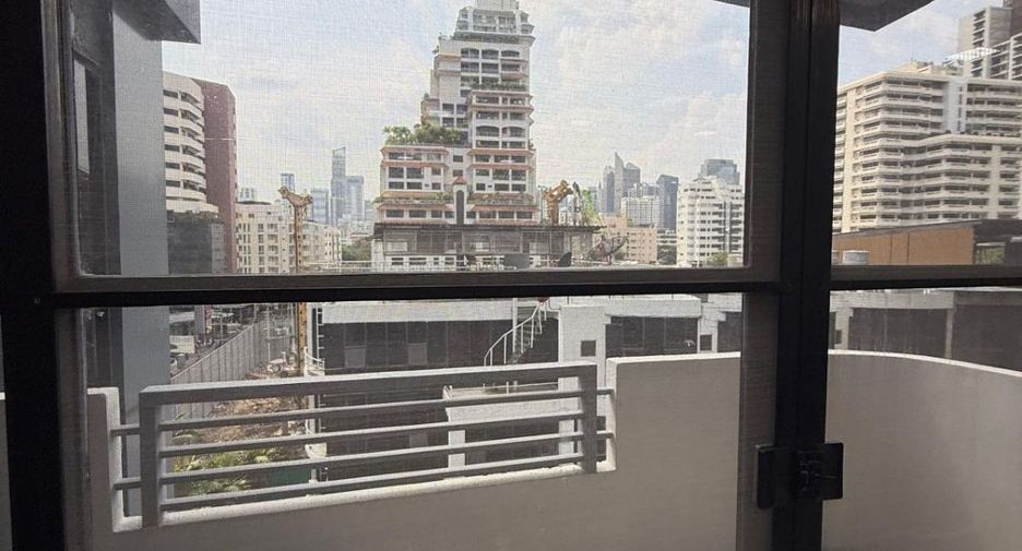 For sale 5 bedrooms retail Space in Watthana, Bangkok