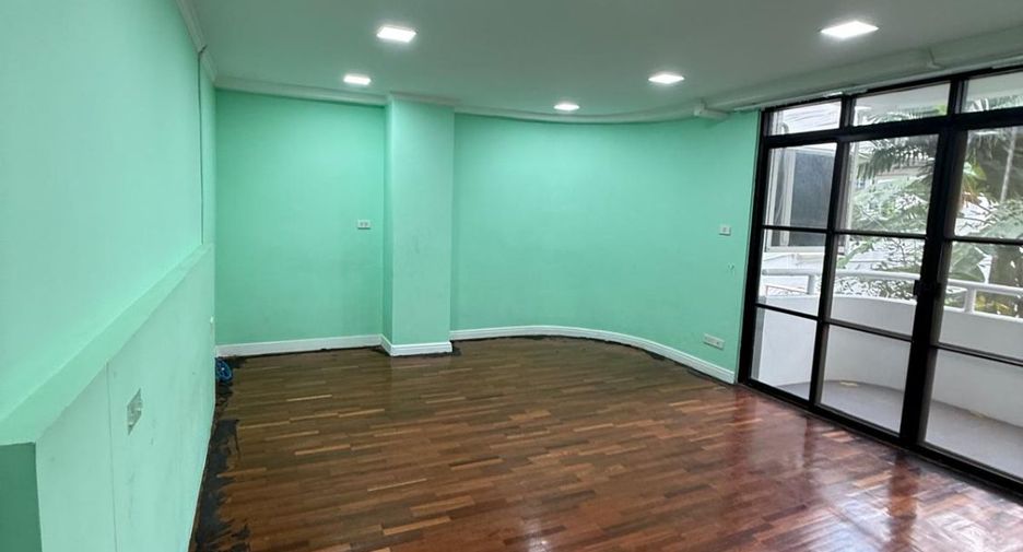 For sale 5 bedrooms retail Space in Watthana, Bangkok