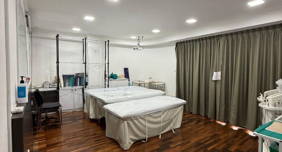 For sale 5 bedrooms retail Space in Watthana, Bangkok