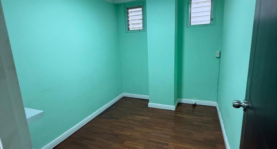 For sale 5 bedrooms retail Space in Watthana, Bangkok