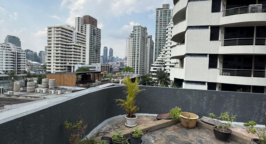 For sale 5 bedrooms retail Space in Watthana, Bangkok