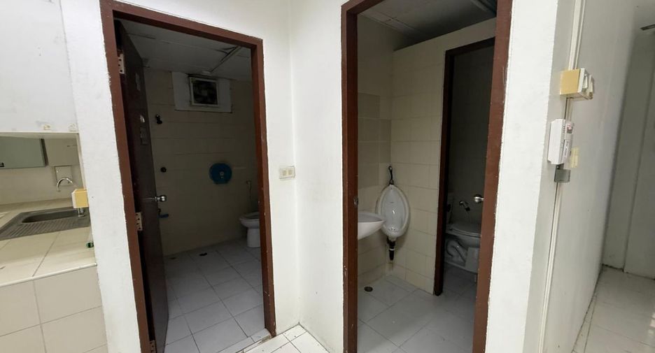 For sale 5 bedrooms retail Space in Watthana, Bangkok