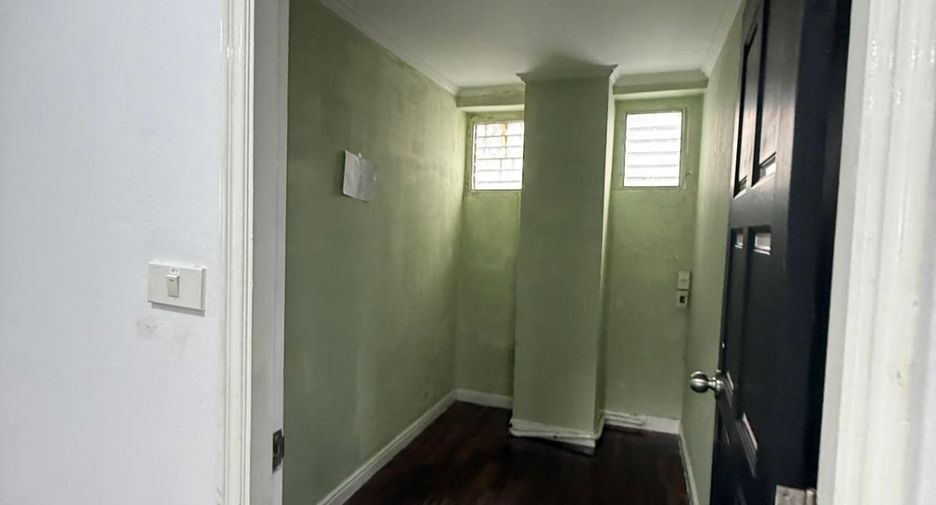 For sale 5 bedrooms retail Space in Watthana, Bangkok