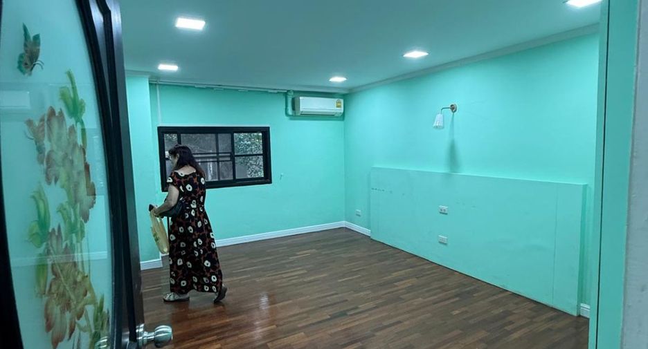For sale 5 bedrooms retail Space in Watthana, Bangkok