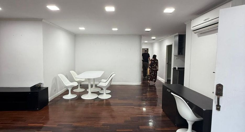 For sale 5 bedrooms retail Space in Watthana, Bangkok